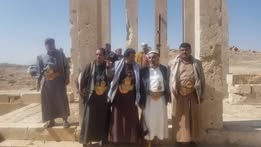 زار رئيس الهيئة العامة للآثار والمخطوطات والمتاحف ومحافظ مأرب موقع معبد أوعال صرواح التاريخي  - صورة إضافية 2